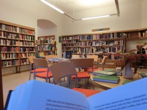 In der Bibliothek Garsten